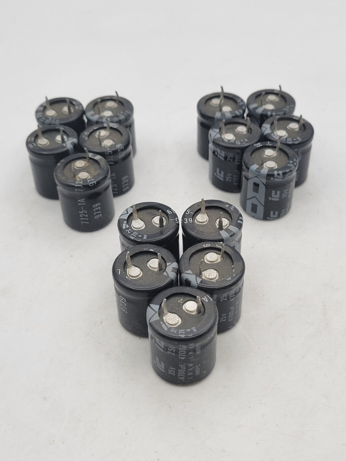 15 Pieces IC 7J25-1A 9739 Aluminum Electrolytic Capacitor Black 25 Volt 4700 uF