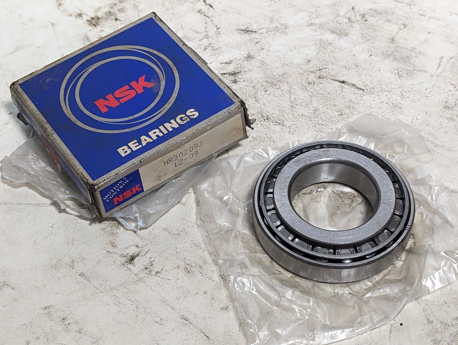 NSK HR30209J tapered roller bearing