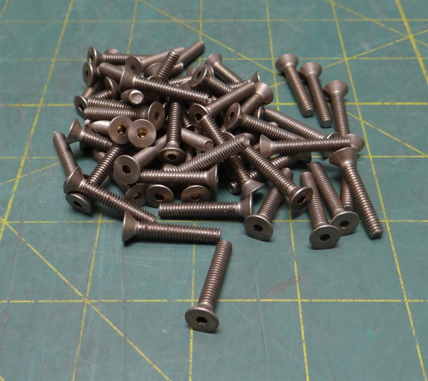 (Lot of 63) 8-32 x 1" Length Passivated 18-8 Stainless Steel Hex Flat Head Screw