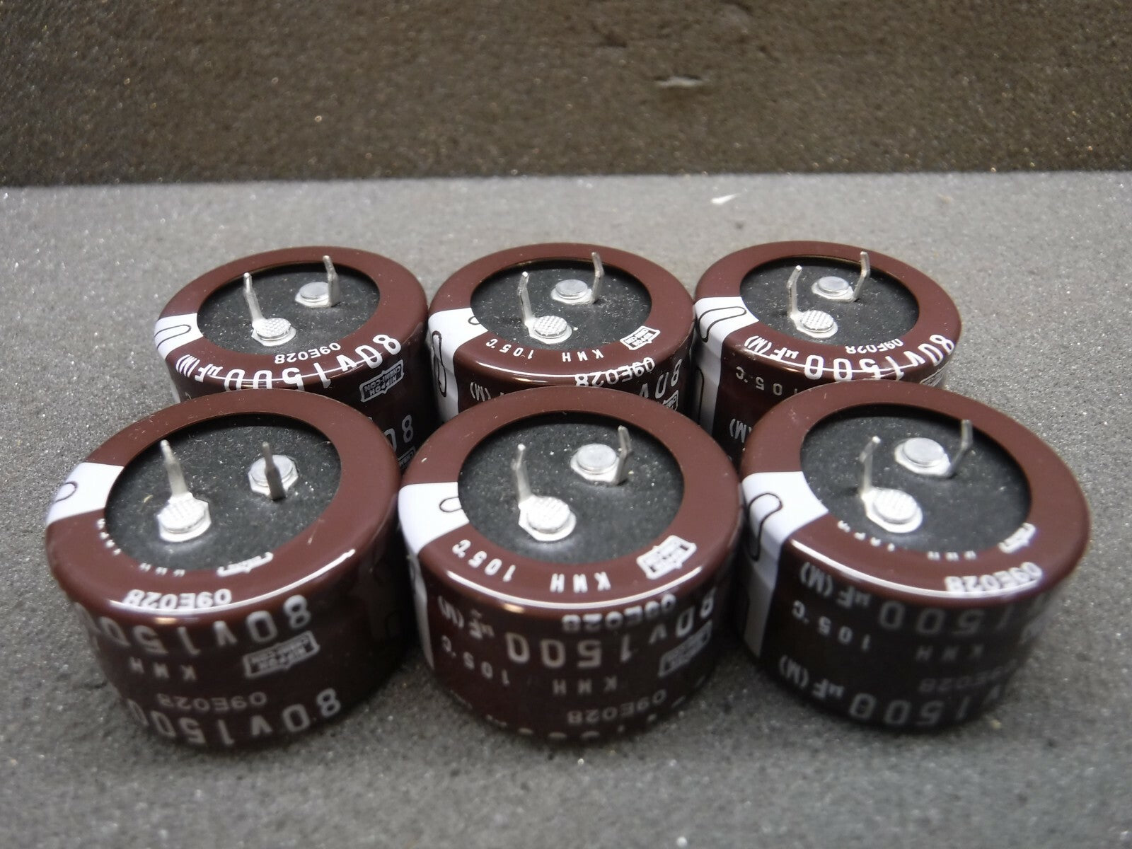 Nippon Chmmi-Con, 09E028, 80v1500uf (M), KMH 105 ° C (New-Out of Box) *Lot of 6*