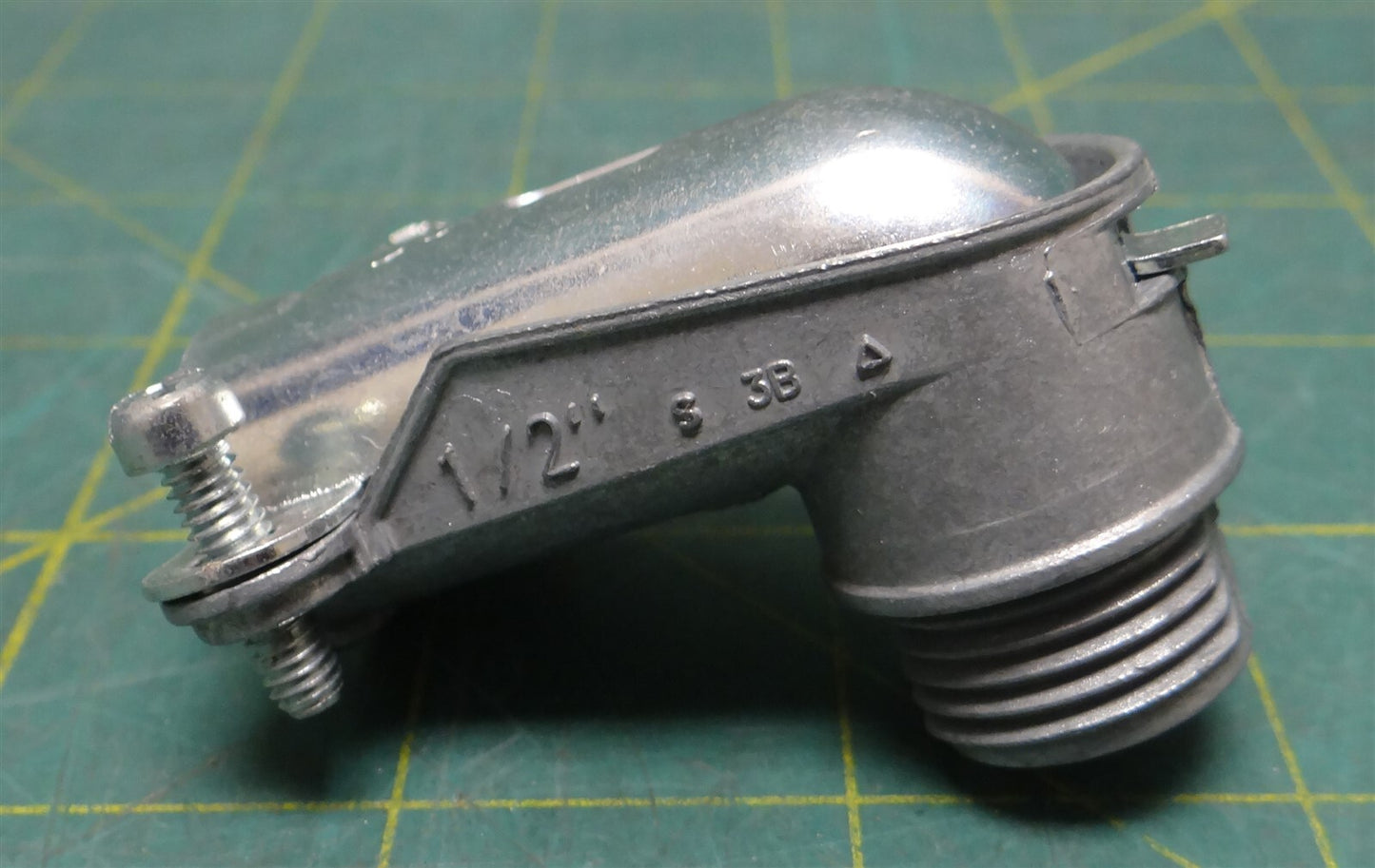 1/2" 90° FMC Conduit Connector Fitting Squeeze Clamp Type Non-Insulated Zinc