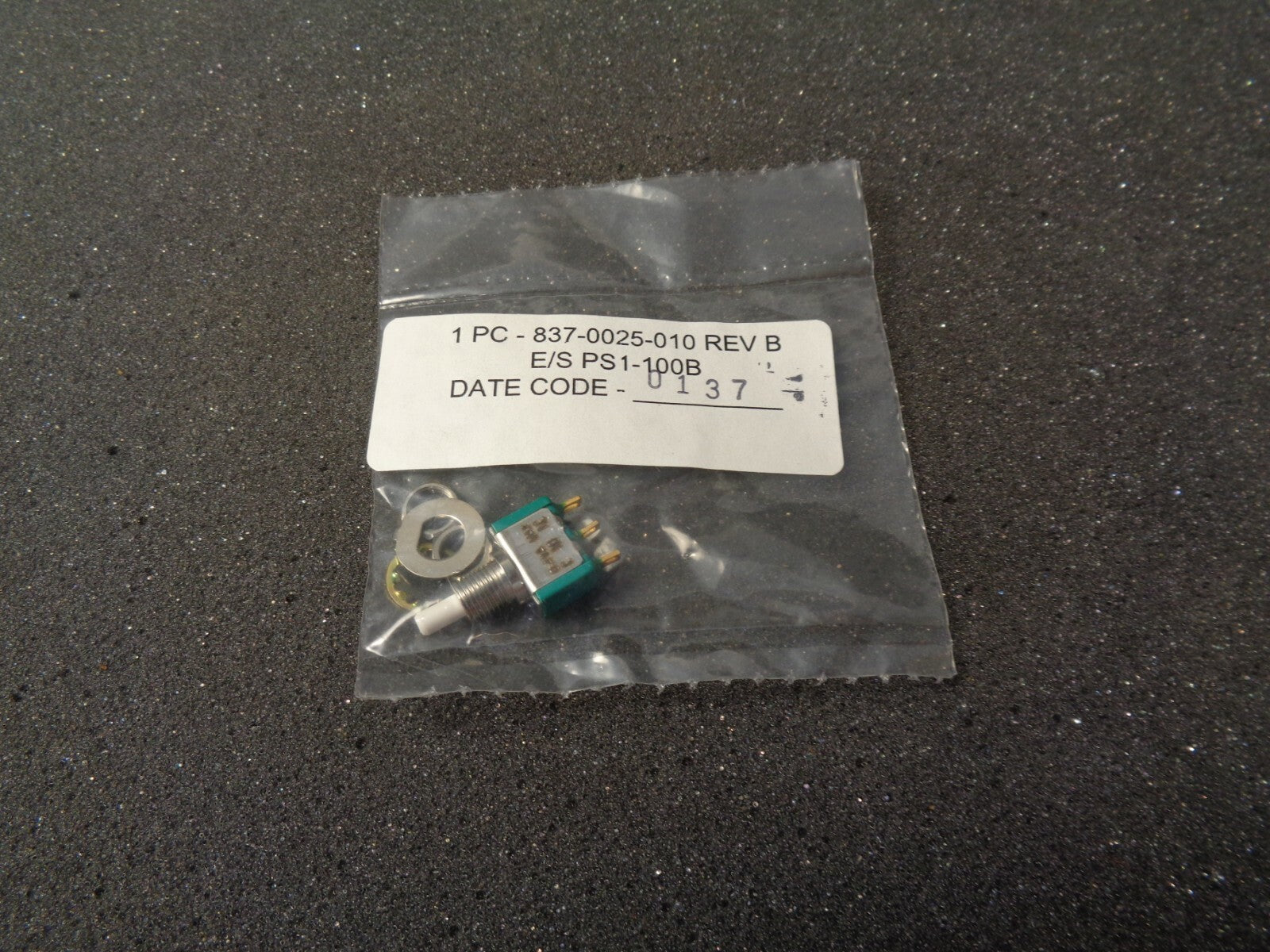 Electroswitch PS1-100B SPDT On-Mom 28V Panel Mount, Rear Lot Of 4