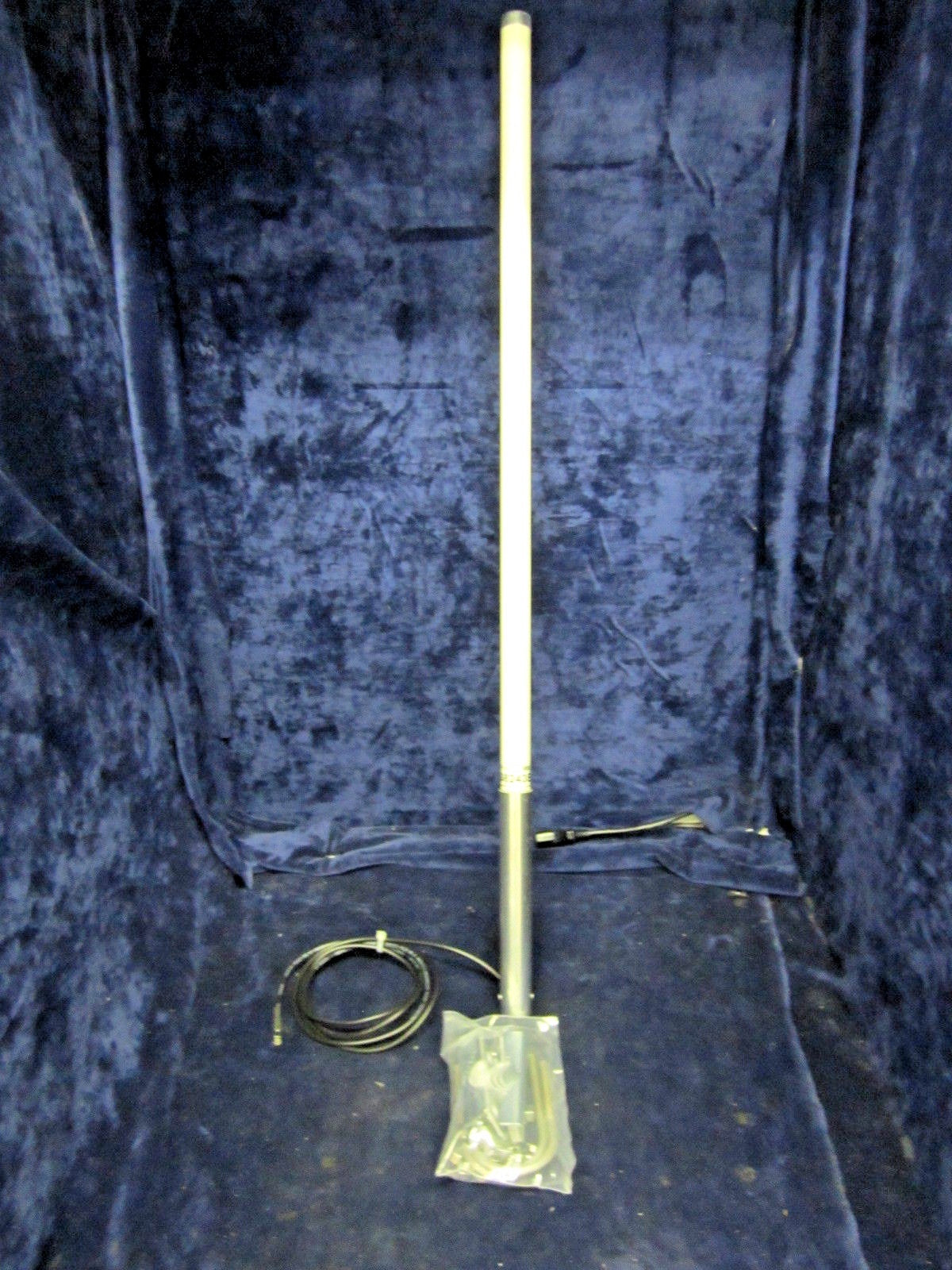 Laird Technologies S8243B72SMM/ 824-896MHz/ 3DBD/ SMA/ Male Antenna