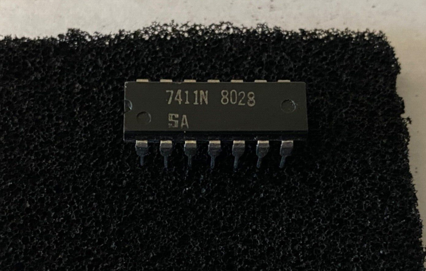 Signetics 7411N 3-ch, 3-input bipolar AND gate Integrated Circuit