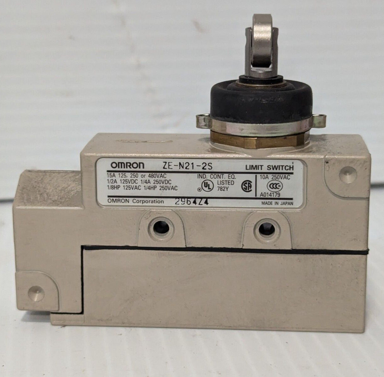 Omron ZE-N21-2S Limit Switch, Roller Plunger, 10A, 250VAC