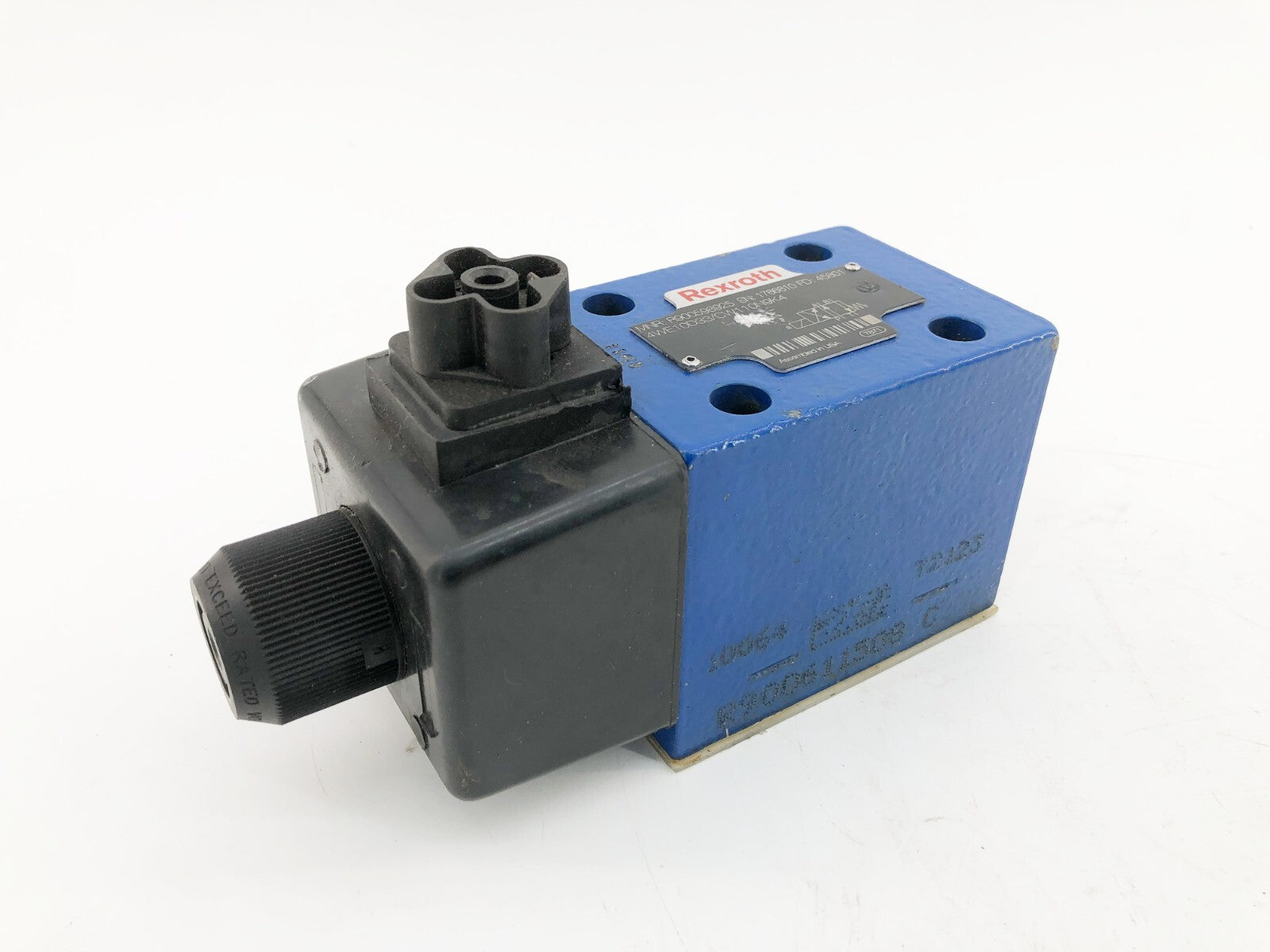 New Rexroth R900598925 Hydraulic Solenoid Valve 4WE10D33/CW110N9K4 - No Box