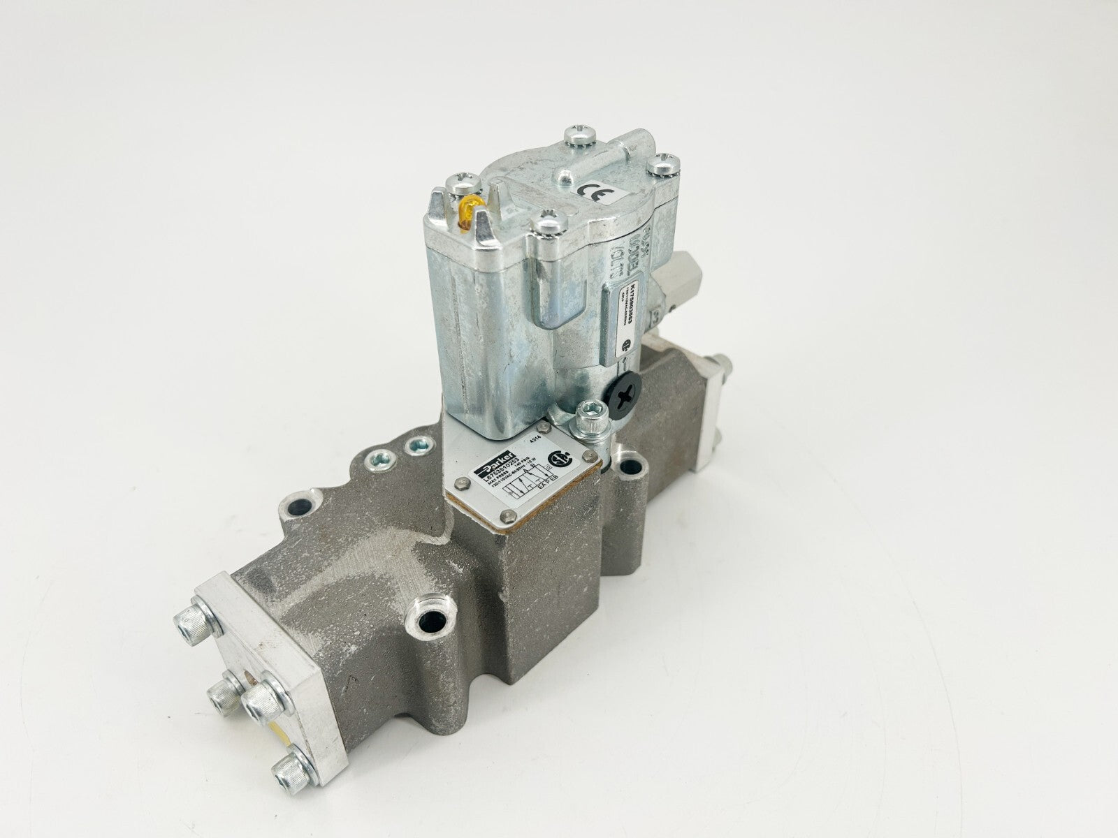 New Parker L6753910253 Solenoid Valve Pilot K175903553 120V 140psig 3FET8 No Box