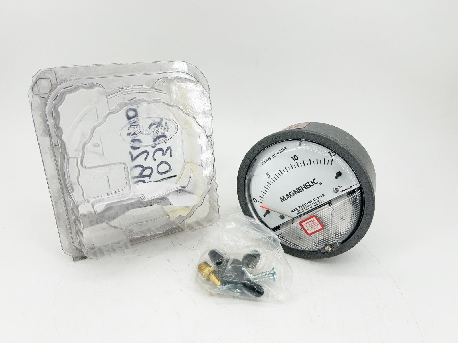 New Dwyer 102011-00 Magnehelic Pressure Gauge 0-15 inches of water