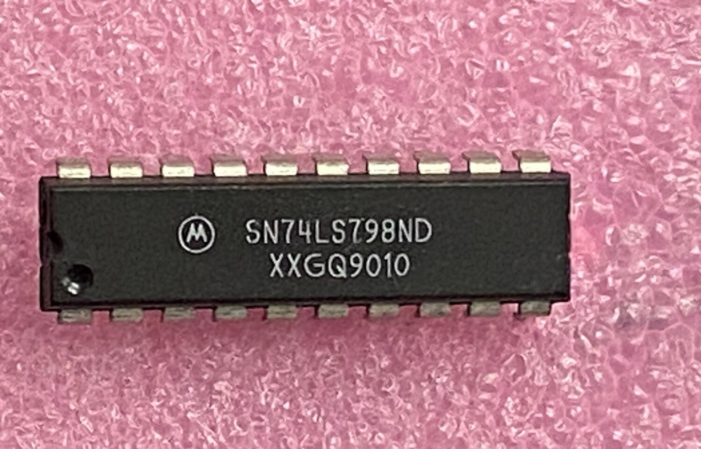 Motorola SN74LS798ND tri-state octal buffer Integrated Circuit
