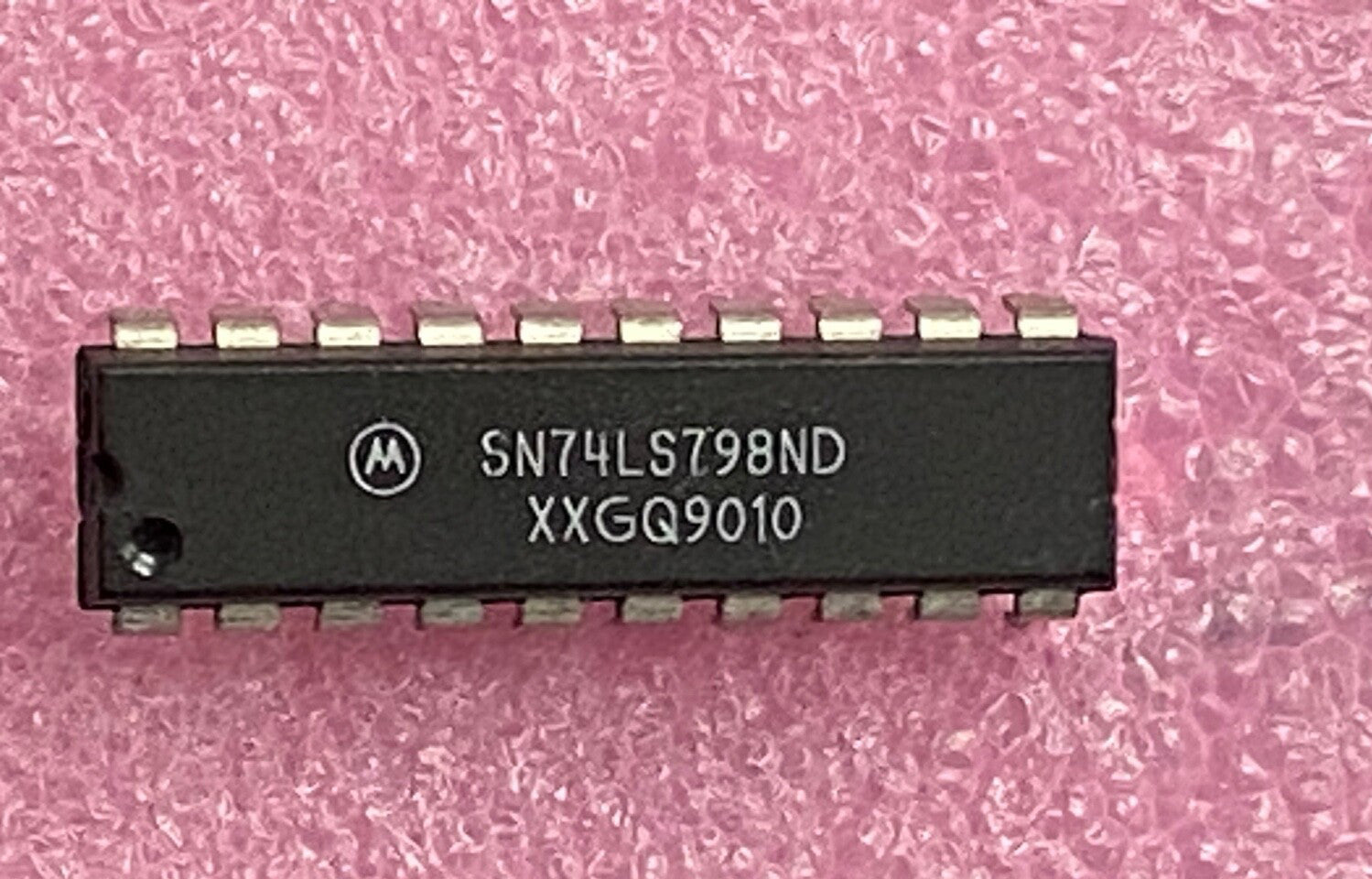 Motorola SN74LS798ND tri-state octal buffer Integrated Circuit