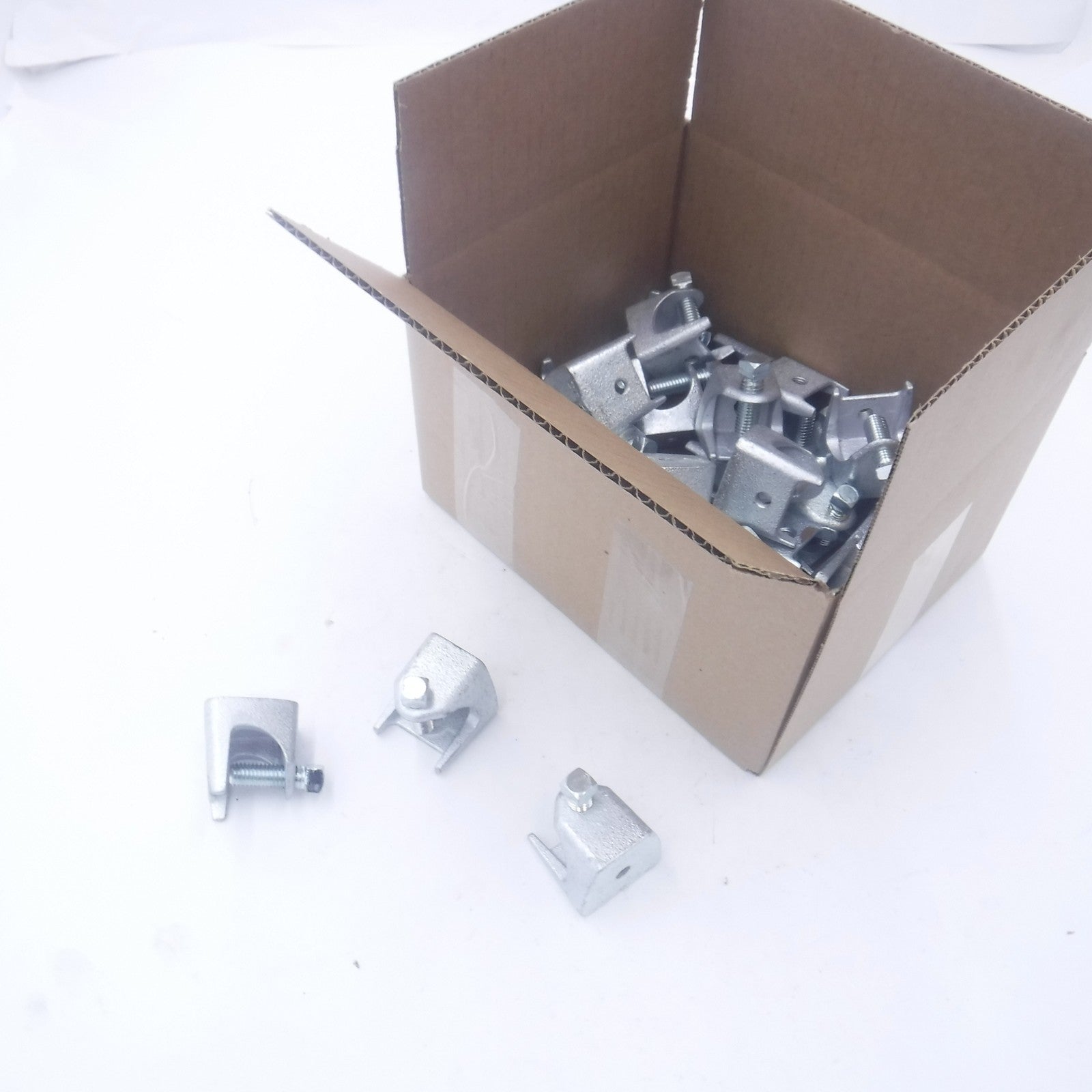32 Pack SC Beam Clamps 1/2" Rod 1" Jaw Opening 2" Trade Size Electrogalvanized