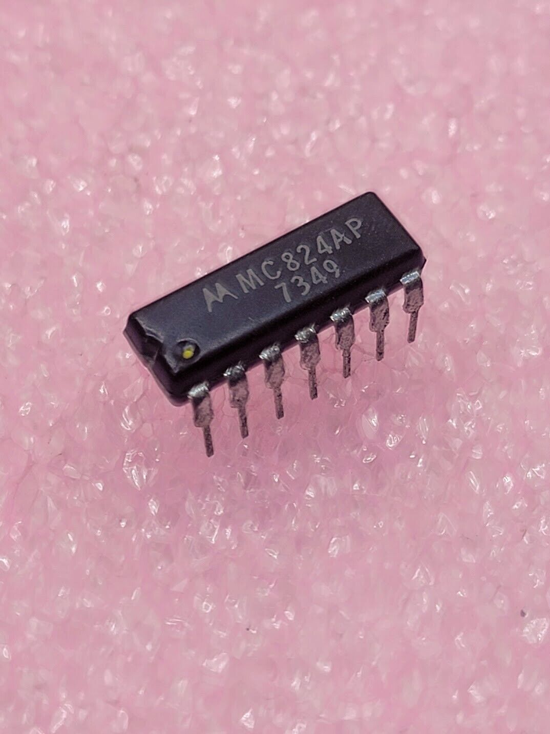 Lot of 2 - Motorola - MC824AP - IC, DTL, Quad 2 Input NOR Gate PDIP14