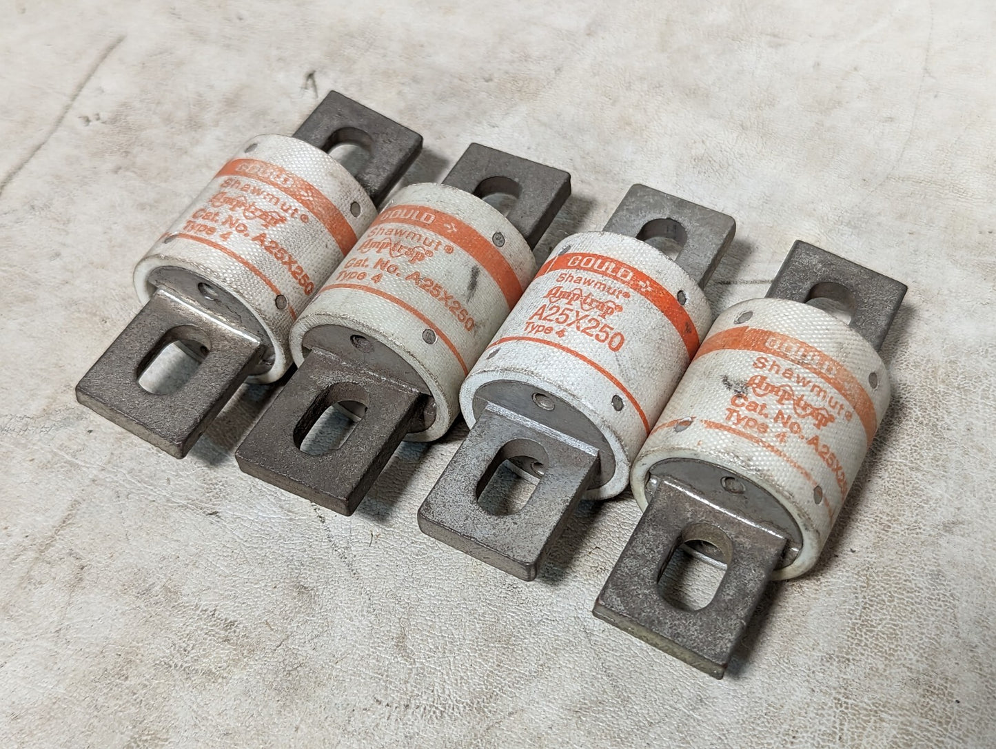 Lot of 4 Gould Shawmut A25X250 fuses, 250A, 250VAC, type 4, Amptrap