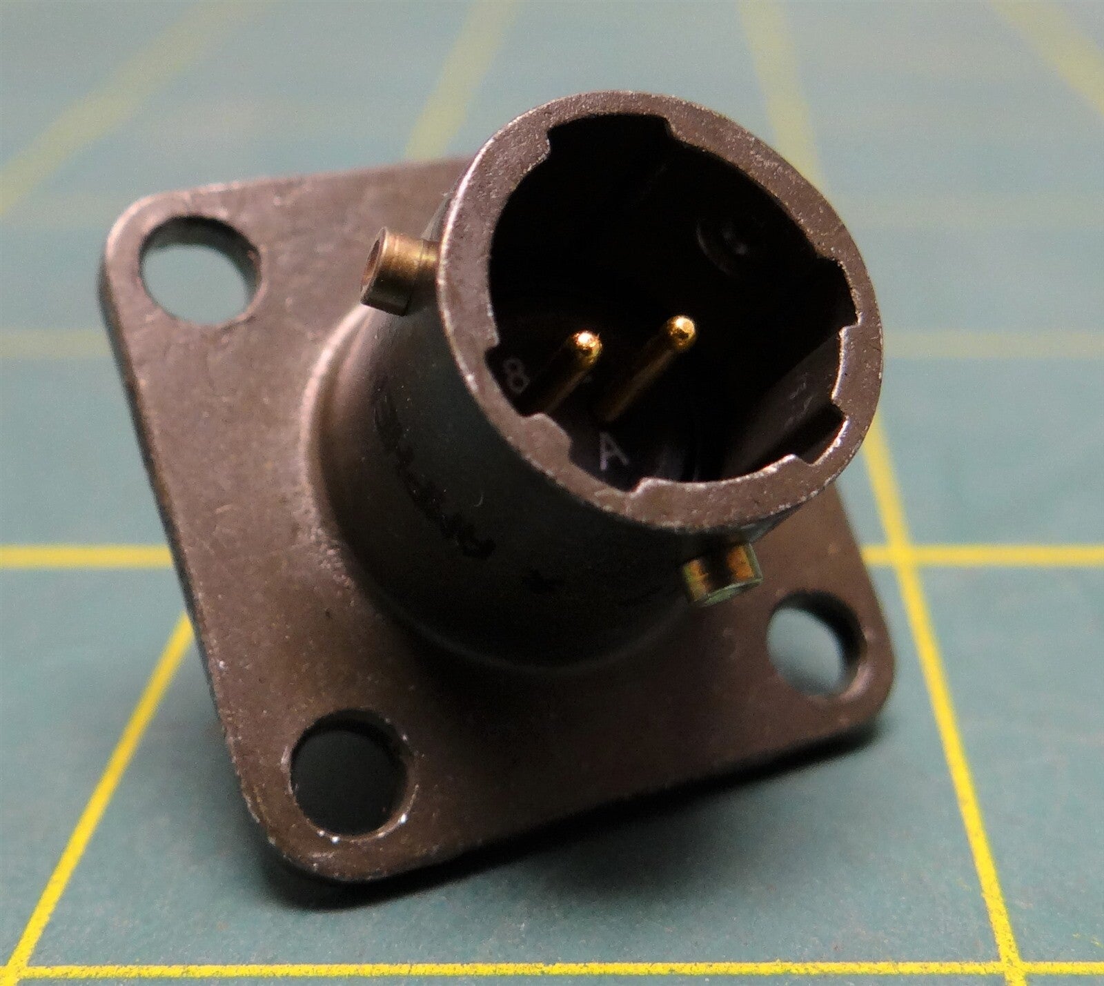 Amphenol MS3112E8-2P Metal Circular Mounting Receptacle Size 8, 2 #20 Solder Pin