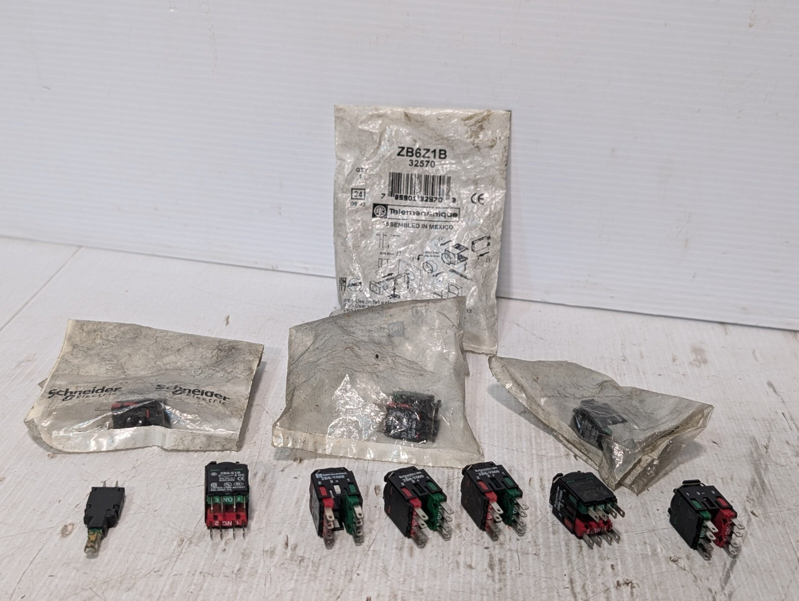 Lot of 11 Schneider and Telemecanique ZB Contact Blocks+Returns