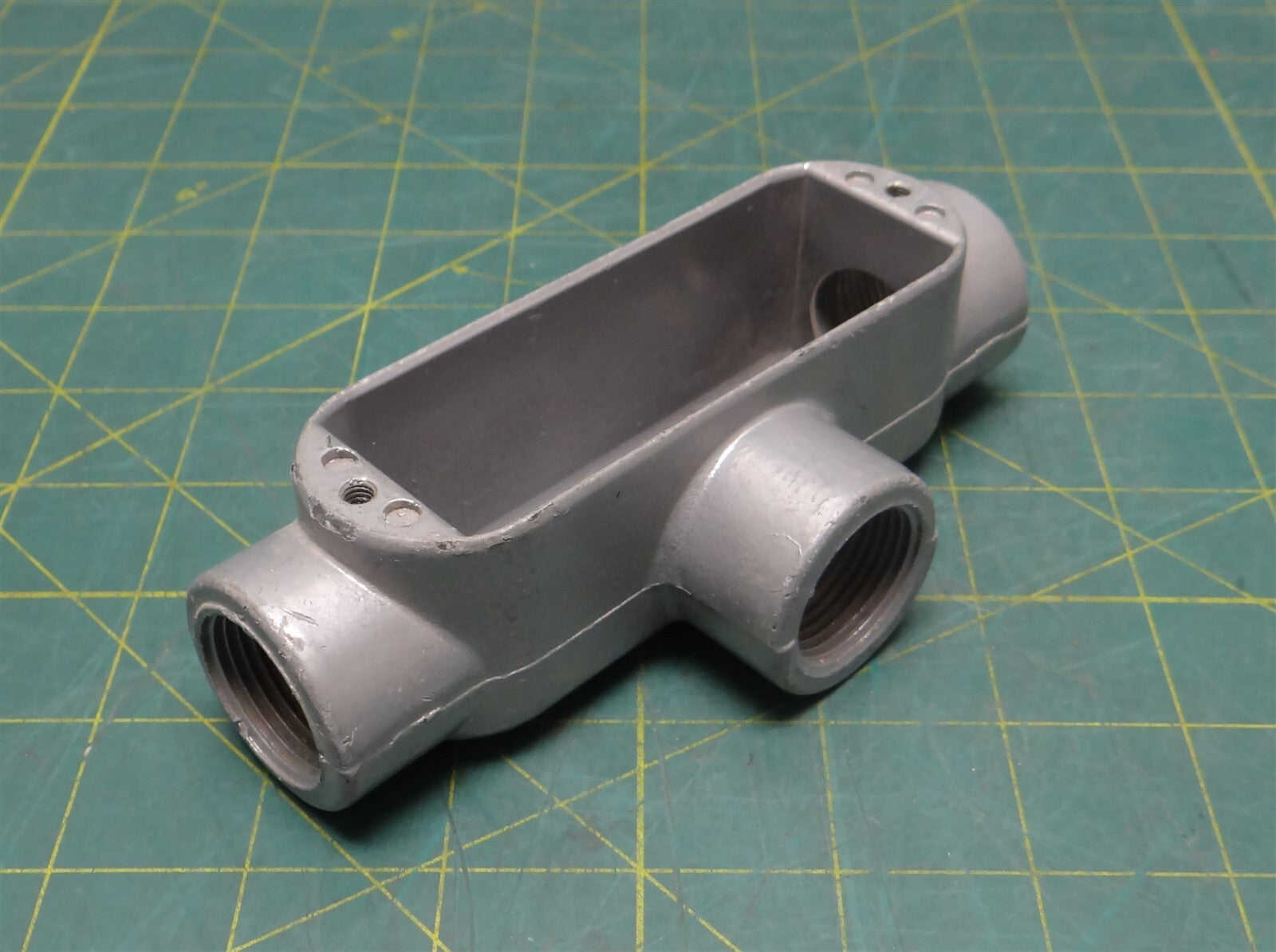 3/4" NPT E30640 T-Type Die-Cast Aluminum Conduit Body, Max #6 AWG Conduit