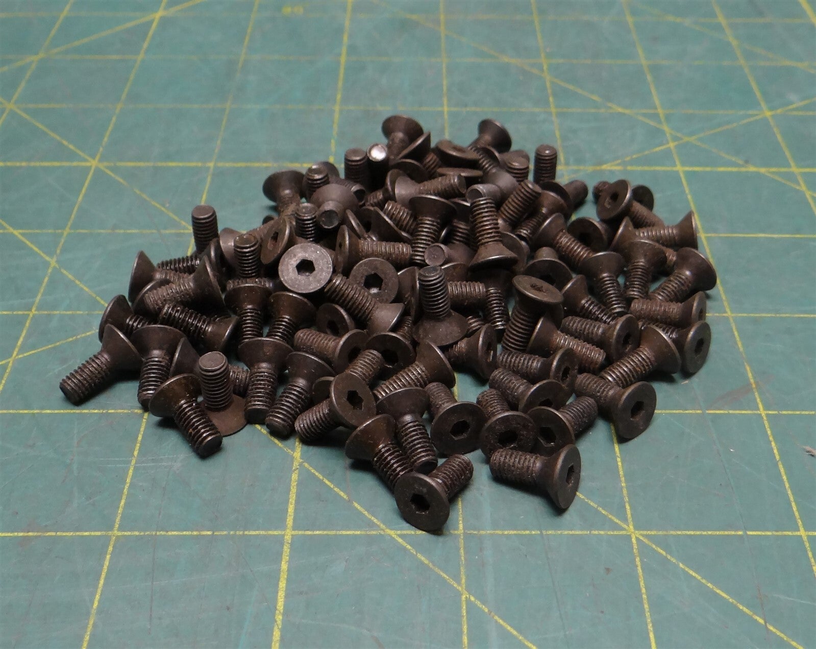 (Lot of 109) 10-32 x 1/2" Length Black Oxide Plated Steel Hex Flat Head Screw