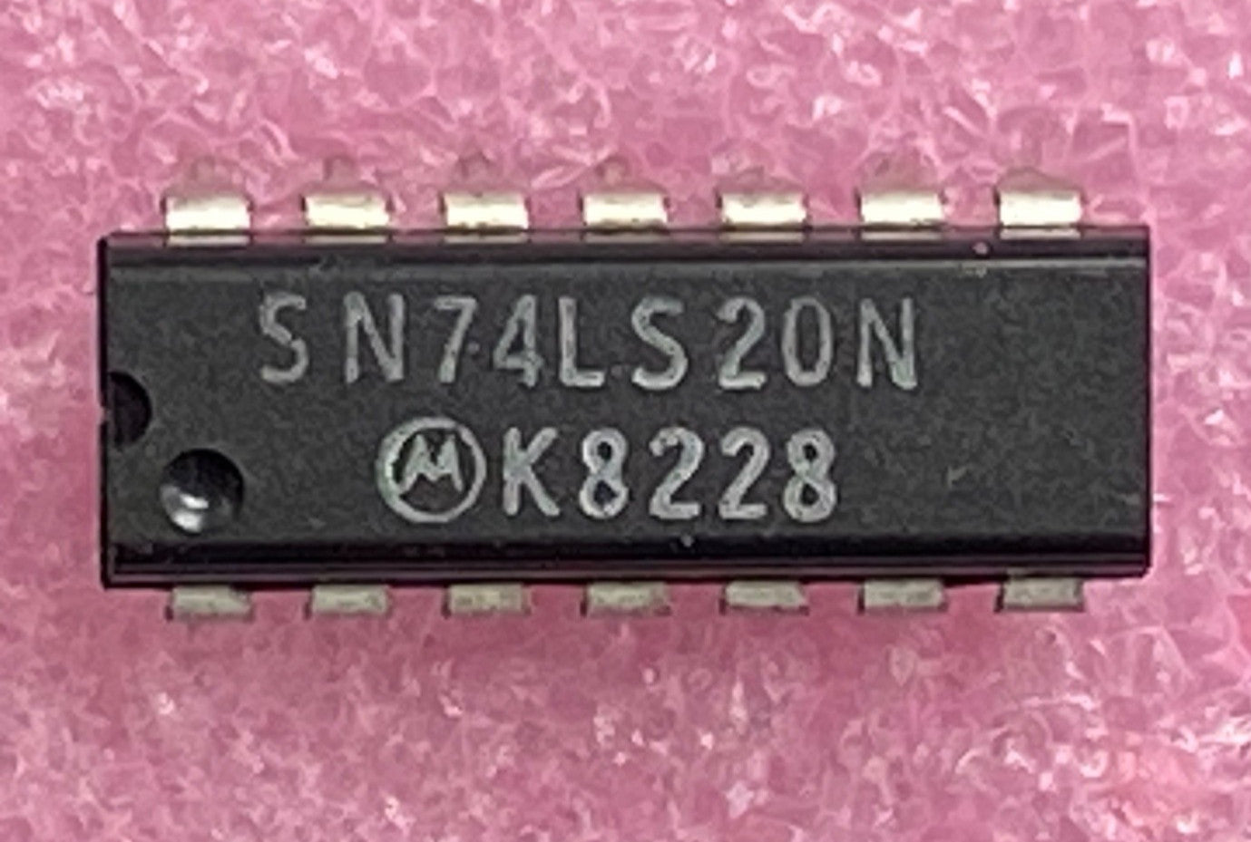 Motorola SN74LS20N dual 4-input bipolar NAND gates Integrated Circuit