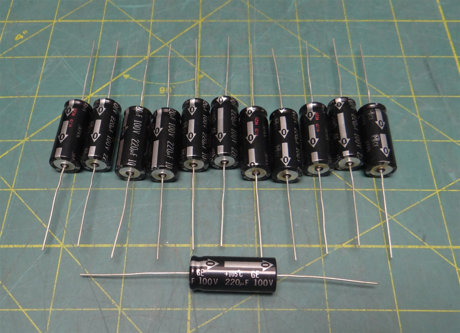 (Lot of 12) 100V 220uF 623A Electrolytic Non-Polarized Crossover Capacitor