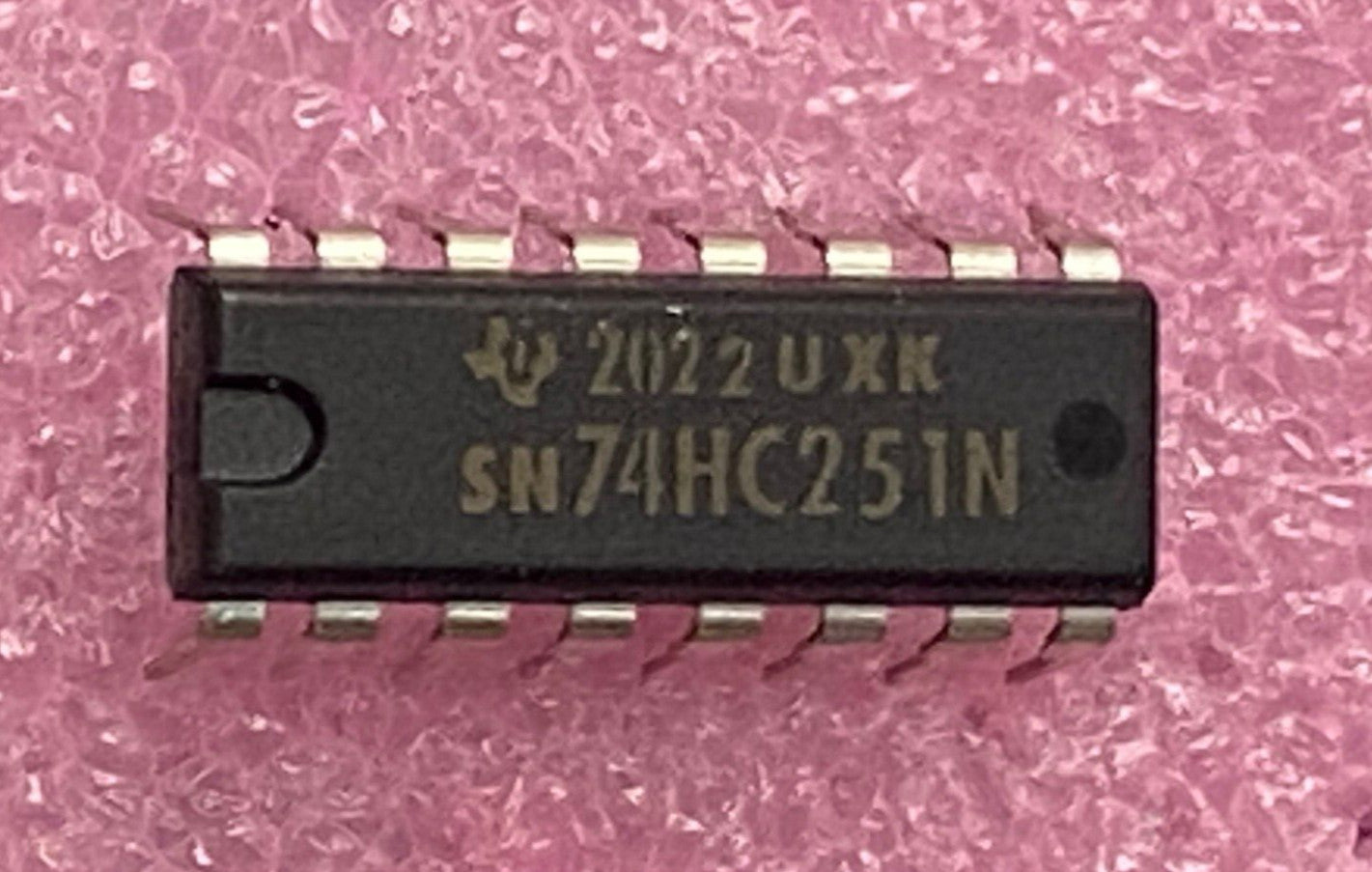 Texas Instruments SN74HC251N Data selector/mux 3-state outputs date code 2022UXK