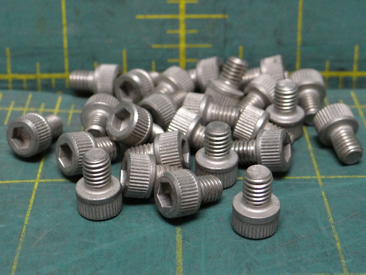 25 316 Stainless Steel Socket Machine Screw 10-32 Thread, 1/4" Long, 5/32" Drive