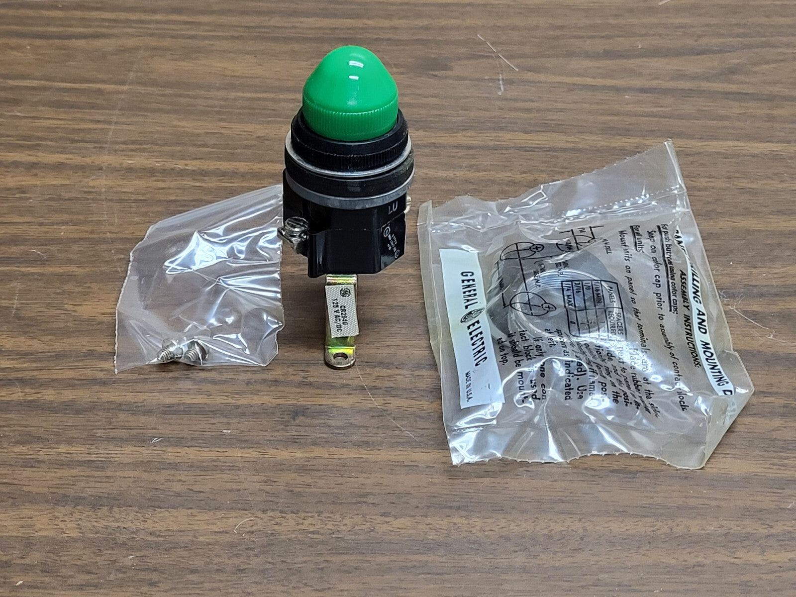 GENERAL ELECTRIC CR2940UC413C2 INDICATING LIGHT HEAVY DUTY GREEN 120VOLT NEW