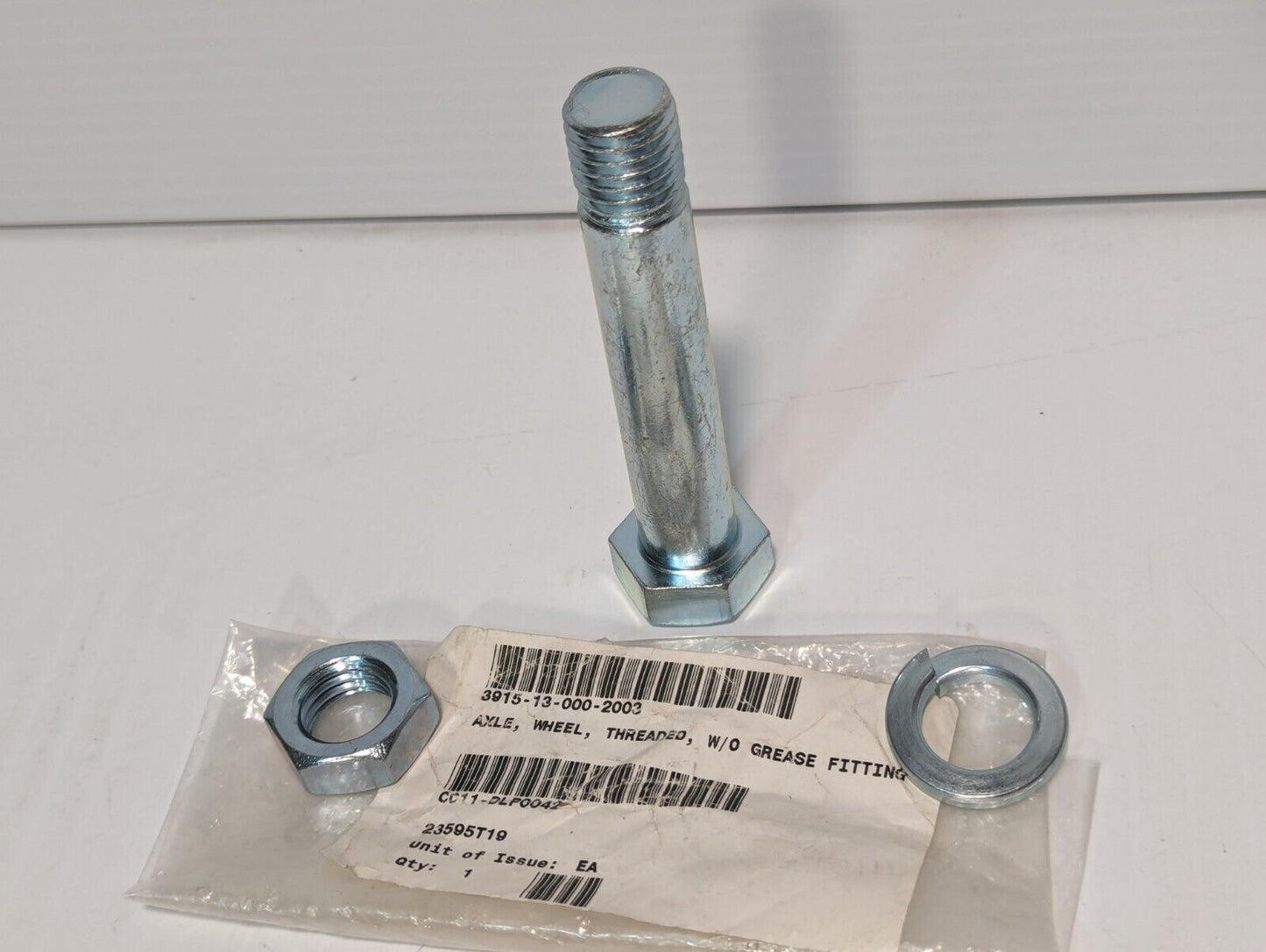 3915-13-000-2003 23595T19 Threaded Wheel Axle