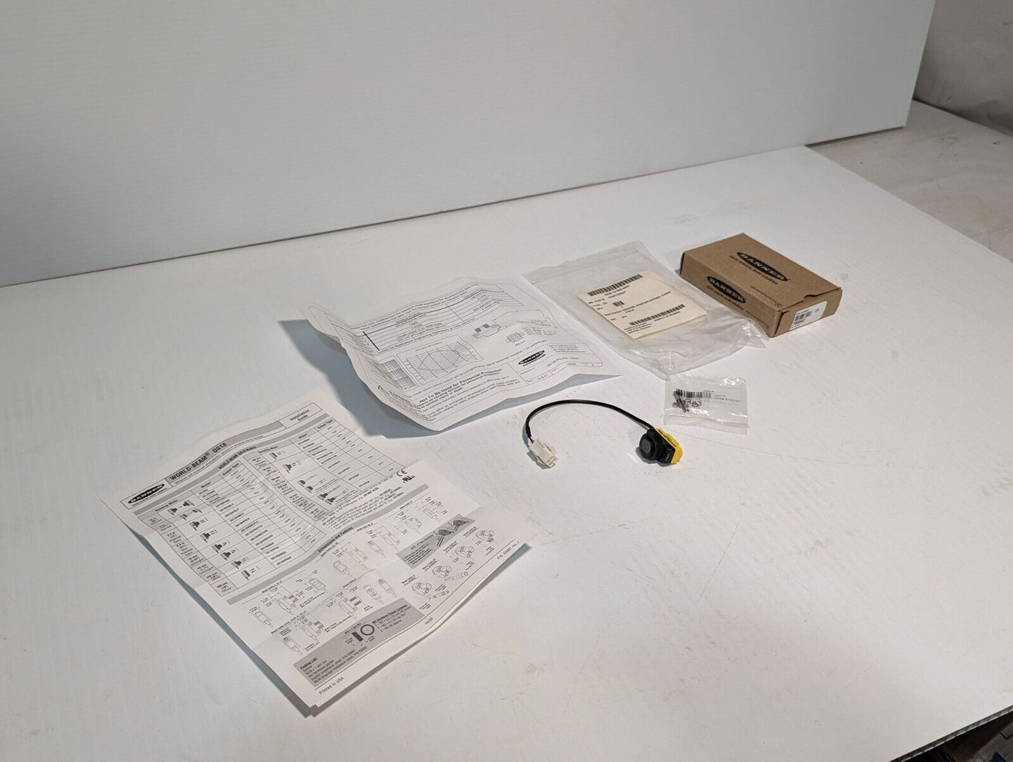 Banner QS18VP6LPW-78992 Wide Angle Photoelectric Sensor, PNP DO