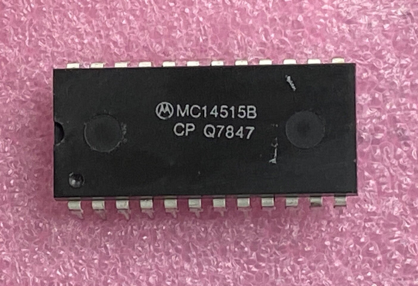 Motorola MC14515B 4-to-16 line decoders with latch Integrated Circuit