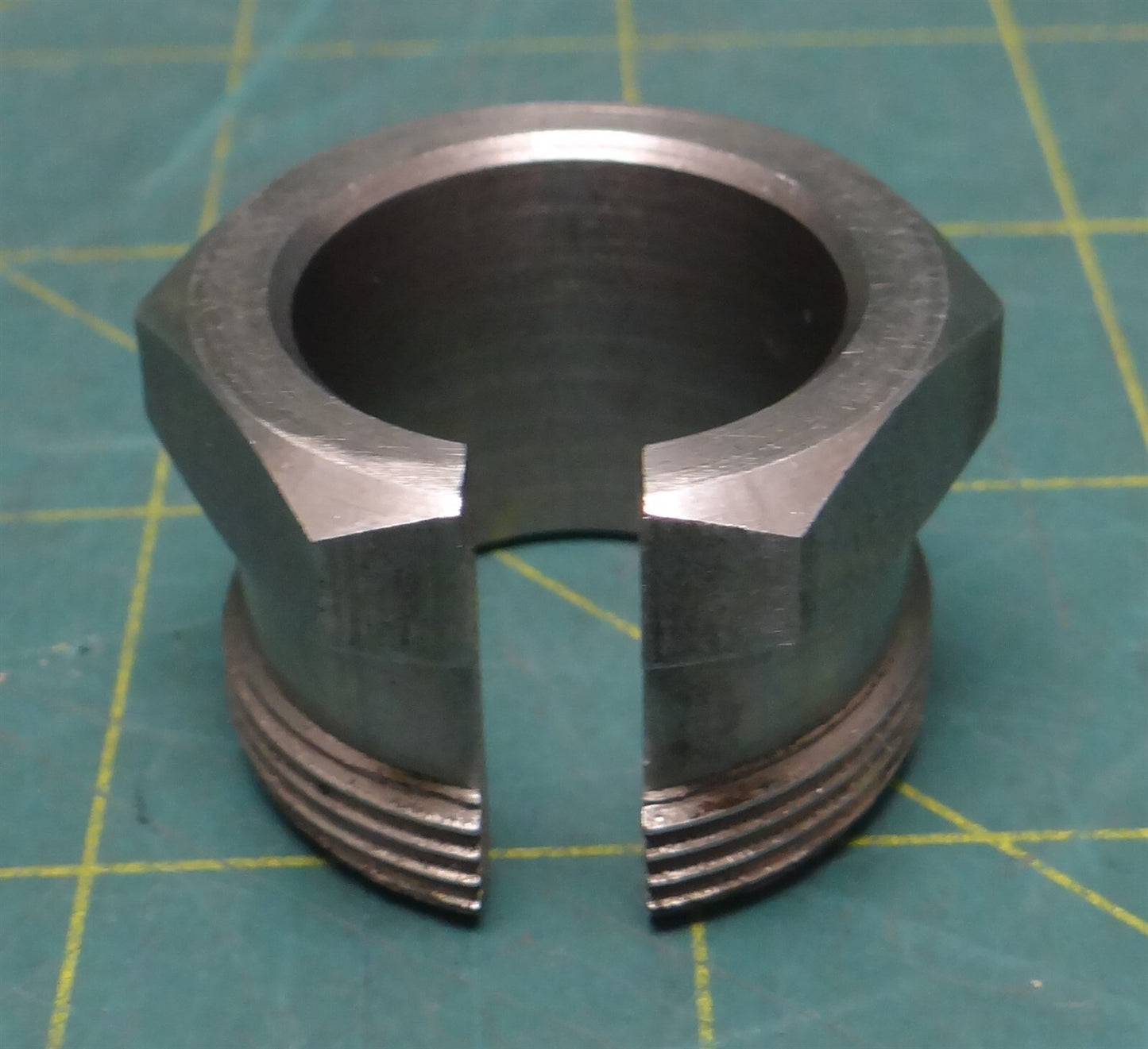 EMT Split Adapter Conduit Thread Throat Type Steel 1/4"-18 x 1"L, 1-1/4"W Hex